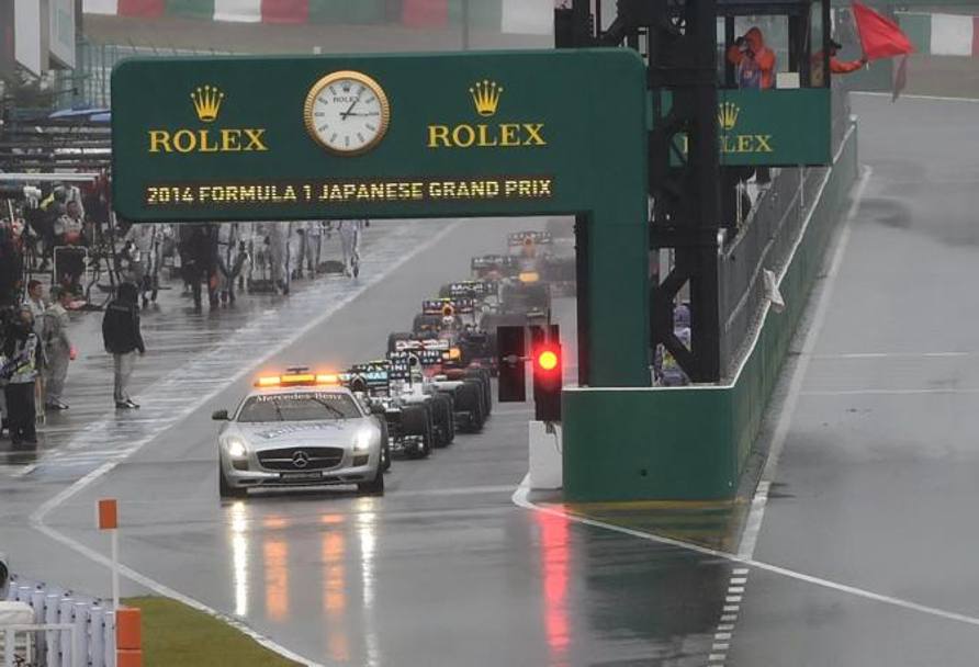 Le vetture in pitlane: dopo i primissimi giri la gara è stata anche sospesa per la pioggia. AFP